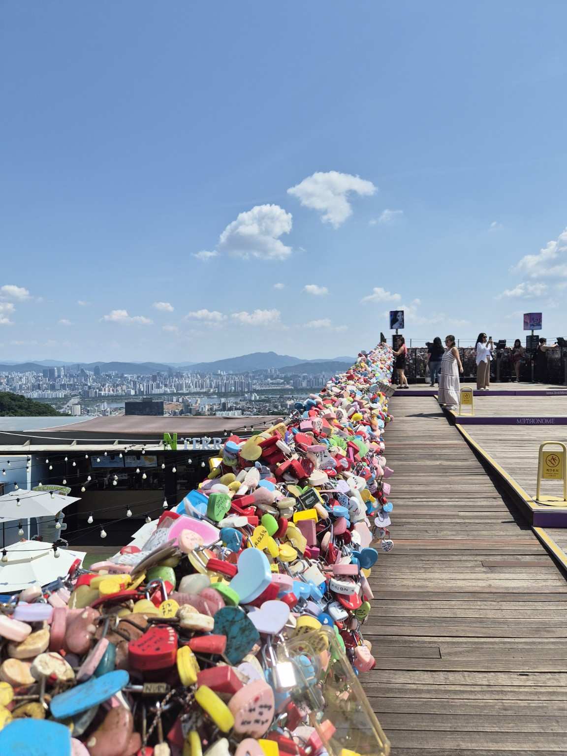 Utsikt fra Namsan med kjærlighetslåsene og Seoul i bakgrunnen